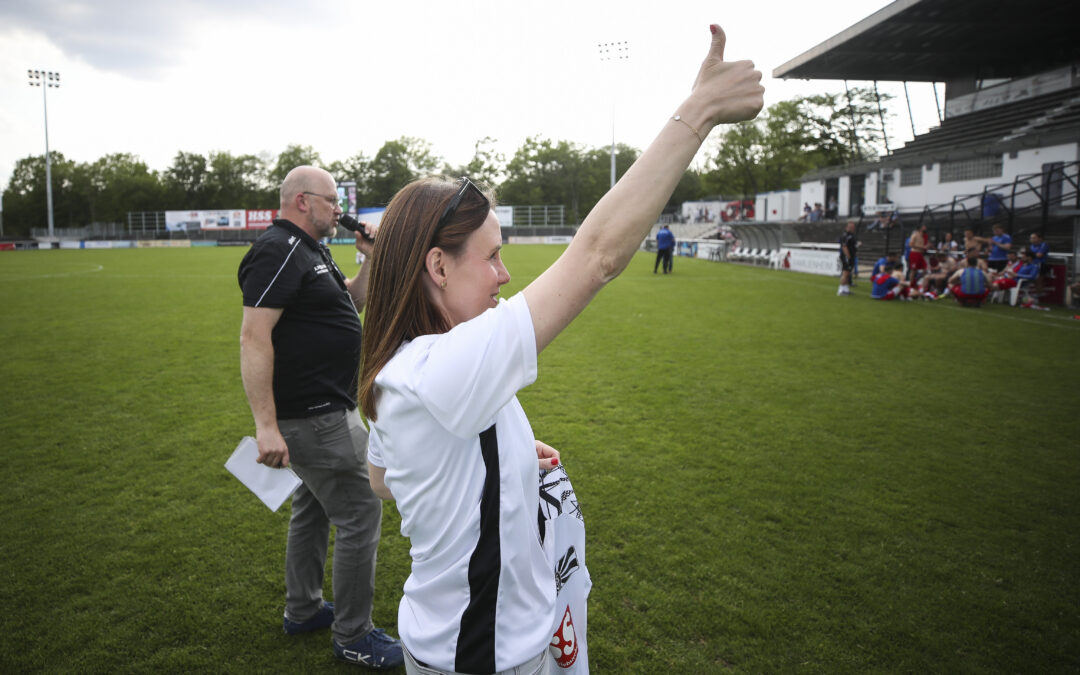 Teammanagerin Larissa Betz und Pressesprecher Alexander Rieckhoff bei der Trikotversteigerung.