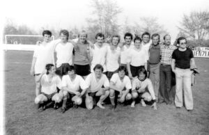 1976 feierte Rudi Seewald (obere Reihe links) mit seiner Mannschaft die Meisterschaft nach dem legendären 8:0 gegen den OFV